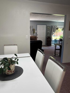 Interior - This house is a 3 bedroom(s), 2 bathrooms, located in Coos Bay, OR. (Coos Bay)