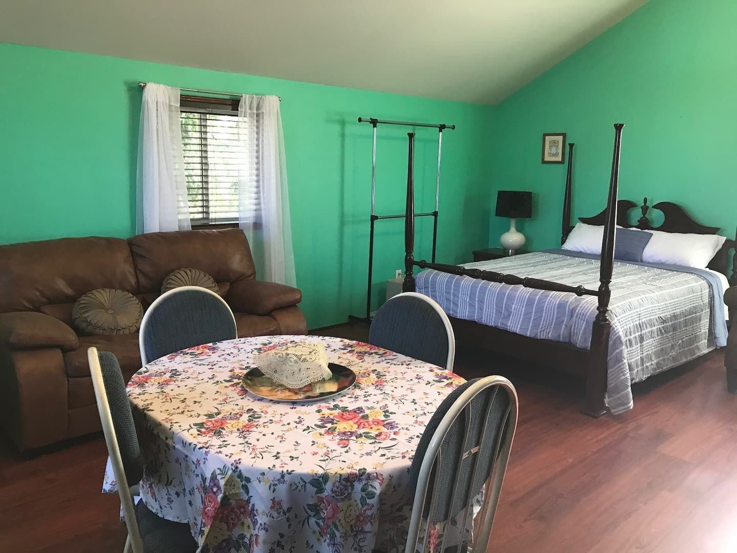 Iron/ironing board, free WiFi, bed sheets