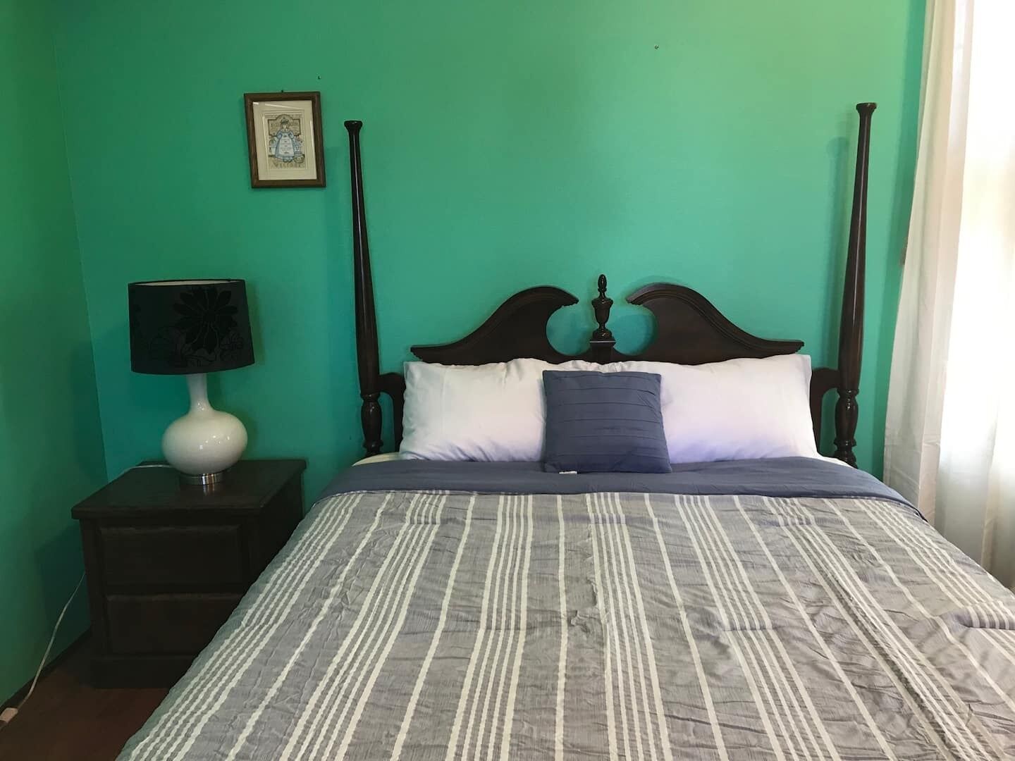 1 slaapkamer, een strijkplank/strijkijzer, gratis wifi, beddengoed