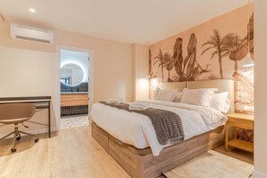 1 habitación, tabla de planchar con plancha y cuna de viaje 