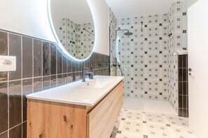 Toallas, shampoo, papel de baño 