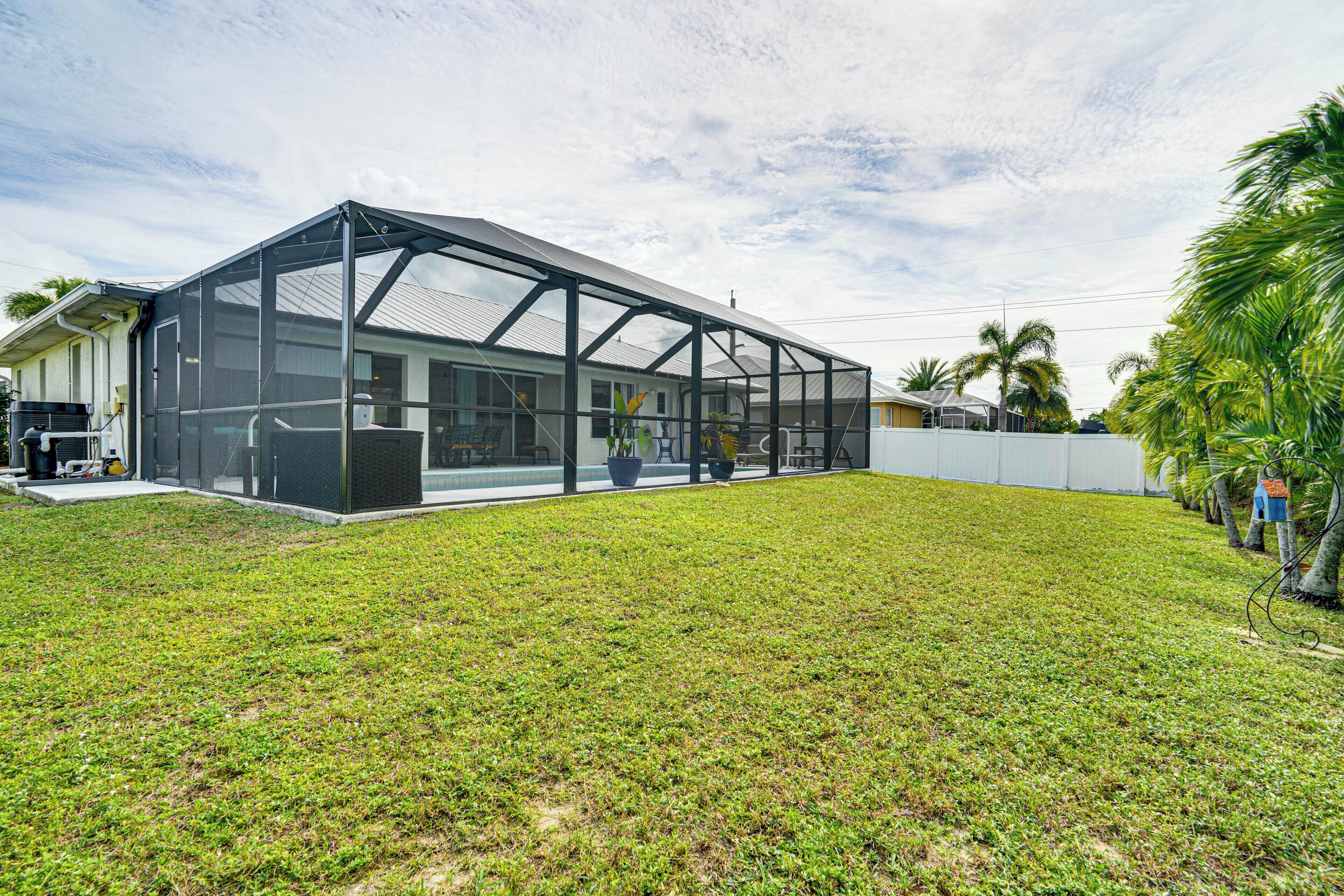 Une maison moderne dotée d’un grand porche entièrement vitré.
