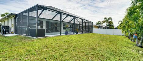Une maison moderne dotée d’un grand porche entièrement vitré.