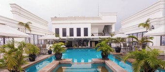 100 เมตรถึงถนนคนเดิน, คลับ, บาร์ และร้านอาหาร  