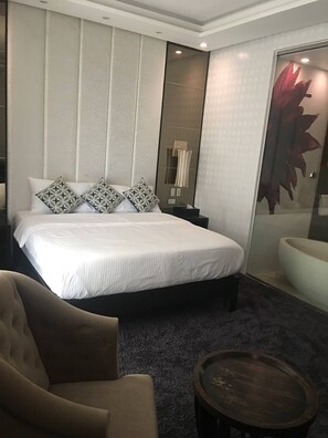 Room, 1 Bedroom, Balcony | 1 bedroom - 100m to Walking st, Clubs ,bars & Restau (Angeles City)