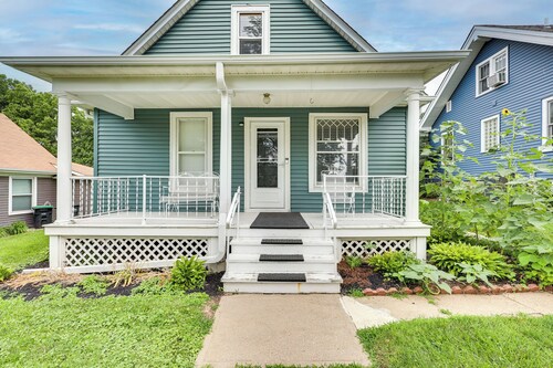 Walk to Nightlife District! Omaha Benson Bungalow