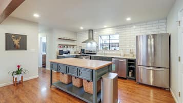 House (5 Bedrooms) | Interior