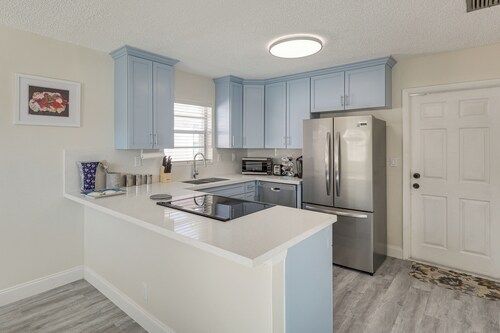 Walk to Shops & Eats, 3 Mi to Beach! Hollywood Gem