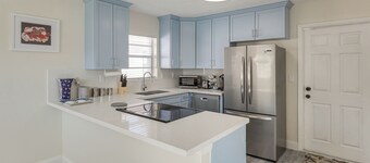 Walk to Shops & Eats, 3 Mi to Beach! Hollywood Gem