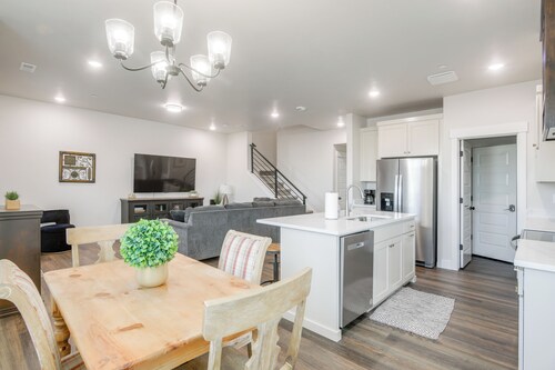 2 Mi to Hospitals: Newly Built Idaho Falls Retreat