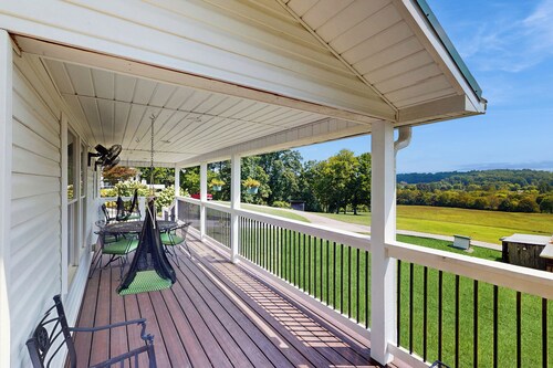 Mtn Views! Romantic Rural Retreat in Seymour