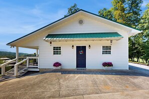 House (2 Bedrooms) | Interior - Mtn Views! Romantic Rural Retreat in Seymour (Seymour)