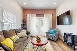 House (2 Bedrooms) | Interior - Mtn Views! Romantic Rural Retreat in Seymour (Seymour)