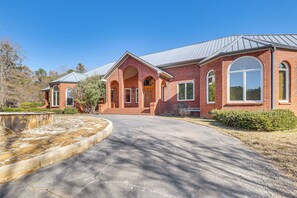 Apartment (2 Bedrooms) | Interior - Fishing Pond On-site! Lagrange Apt on 33 Acres (LaGrange)