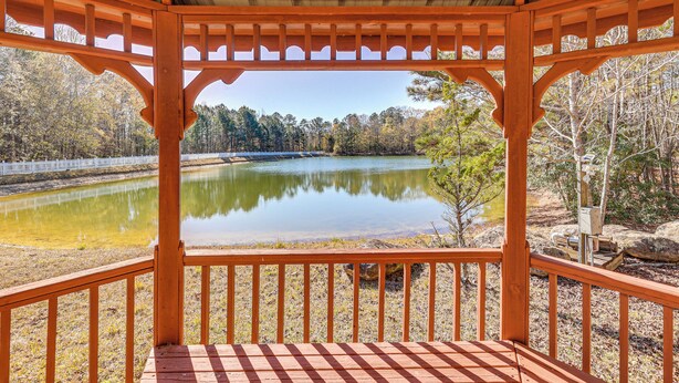 Ein Pavillon mit Blick auf einen See und Bäume.