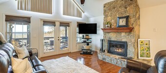 Couples Retreat in Murphy! Mountain-view Home