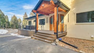 House (5 Bedrooms) | Interior