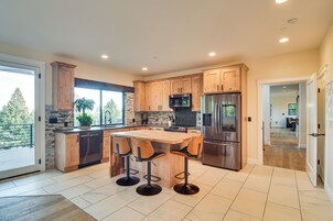 House (5 Bedrooms) | Interior