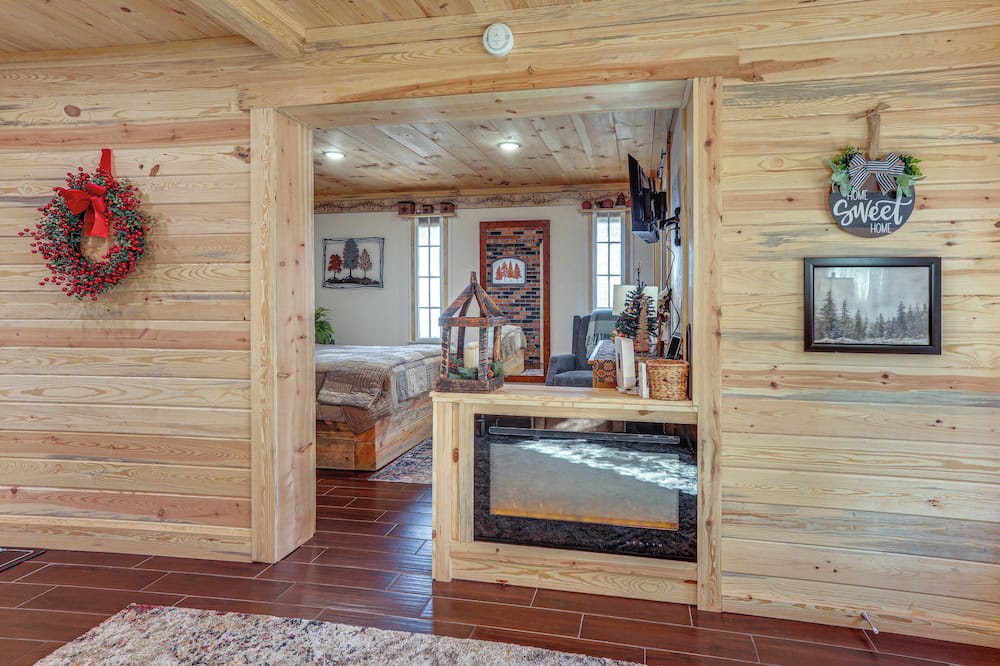 Walk to Current River: Ozarks Adventure Home! - Ellsinore, MO