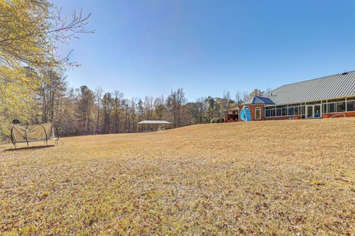 Scenic Lagrange Retreat! 3,600 Sq Ft, Pool Access