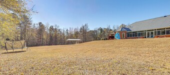 Scenic Lagrange Retreat! 3,600 Sq Ft, Pool Access