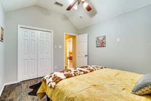 Interior - Group-friendly Burleson Getaway w/ Outdoor Oasis (Burleson)