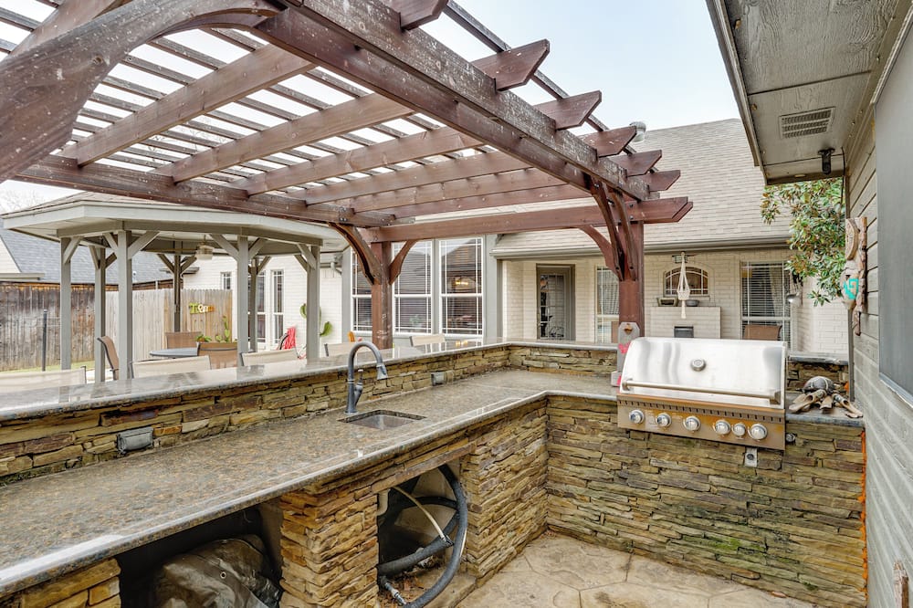 Group-friendly Burleson Getaway w/ Outdoor Oasis - Johnson County, TX