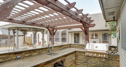 Group-friendly Burleson Getaway w/ Outdoor Oasis