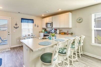 3 Mi to Holden Beach! Family Home w/ Patio