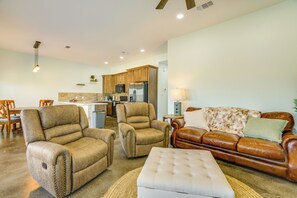 Interior - Angler's Paradise: Townhome 2 Mi to Matagorda Bay (Matagorda)