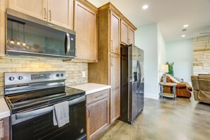 Interior - Angler's Paradise: Townhome 2 Mi to Matagorda Bay (Matagorda)