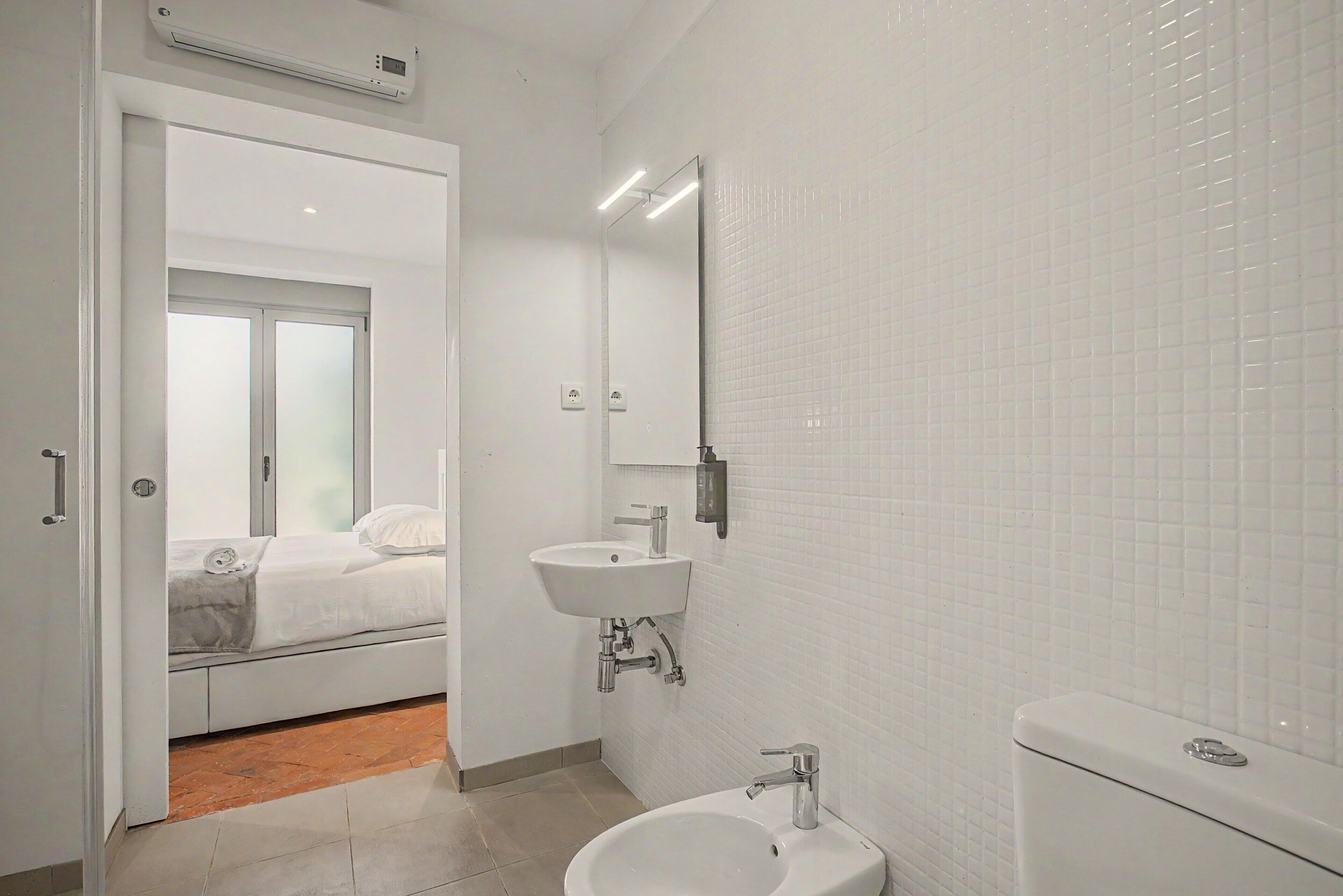 Een douche, een haardroger, handdoeken