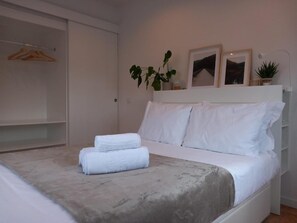 Tabla de planchar con plancha, wifi y ropa de cama 