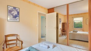 Tabla de planchar con plancha, wifi y ropa de cama 