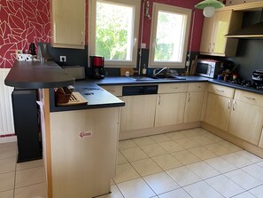 Een koelkast, een microgolfoven, een oven, een kookplaat