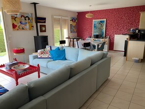 Televisie, een dvd-speler en een stereo