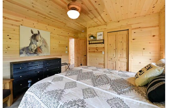 3 bedrooms, desk, iron/ironing board, travel crib - Sapphire Cabin, Hot Tub, Fire Pit & Bourbon Trail, Sleeps 6 (Willisburg)