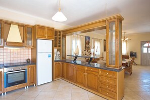 Private kitchen - Serene Villas Ideal for Families-Friends-Wedding Groups (Santorini Kamari)
