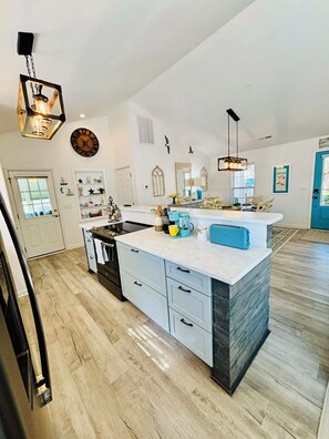 Fridge, microwave, oven, stovetop - 256 Melody Gardens (The Glitzy Mermaid) (Surfside Beach)