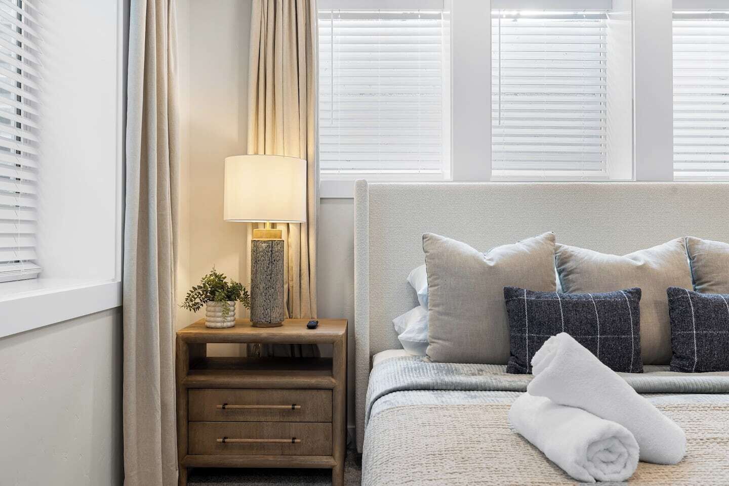 Fer et planche à repasser, lit parapluie, Wi-Fi gratuit, draps fournis