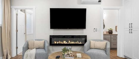 Télévision, cheminée, espaces bureaux