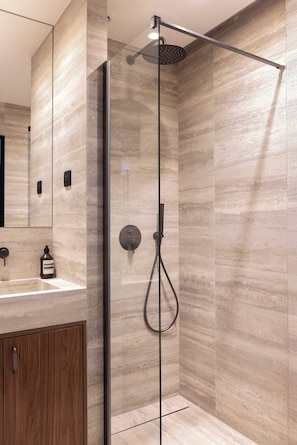 House | Bathroom | Hair dryer, towels, shampoo - Luxury 2P Studio - Monceau / Paris 8th (Paris)