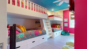 5 bedrooms, WiFi - The Rowdy Pelican: 5  BR, 6  BA House in Crystal Beach, Sleeps 22 (Bolivar Peninsula)