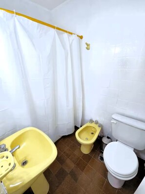 Bidet, toallas, jabón, papel higiénico