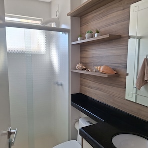 Shower, toilet paper - 100 meters from the beach. Chairs, umbrellas, beach cart. Just bring the towels. (Governador Celso Ramos)