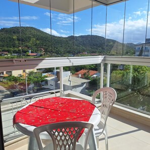 Outdoor dining - 100 meters from the beach. Chairs, umbrellas, beach cart. Just bring the towels. (Governador Celso Ramos)