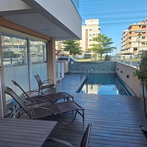 Pool - 100 meters from the beach. Chairs, umbrellas, beach cart. Just bring the towels. (Governador Celso Ramos)