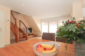 Dining - Exclusive vacation apartment in Norddeich, just a few minutes' walk from the sea. (Norden)