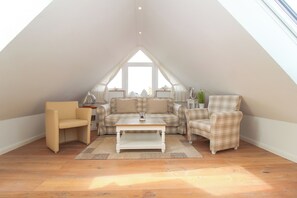 Smart TV, books, stereo - Exclusive vacation apartment in Norddeich, just a few minutes' walk from the sea. (Norden)