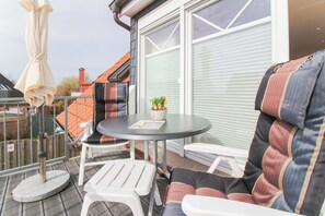 Outdoor dining - Exclusive vacation apartment in Norddeich, just a few minutes' walk from the sea. (Norden)
